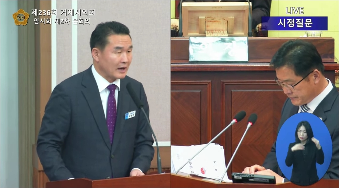 ▲ 김동수(오른쪽) 시의원의 시정질문과 박종우 시장 답변