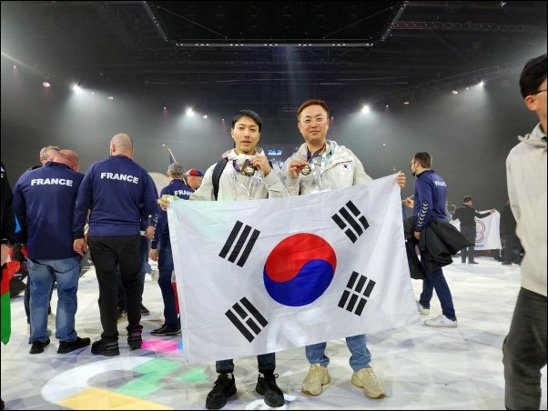 ▲ 류현곤(오른쪽) 선수와 이규련 선수가 지난 22일 프랑스 메스에서 열린 제10회 국제장애인기능올림픽에 출전해 금메달을 획득하고 기념촬영을 하고 있다.