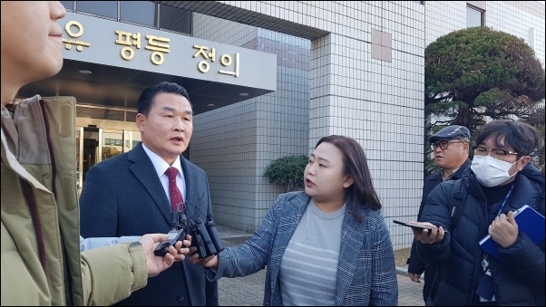 ▲ 박종우 거제시장은 30일 오전 1심 선고 후 통영지원에서 기자들의 질문에 답하고 있다. 